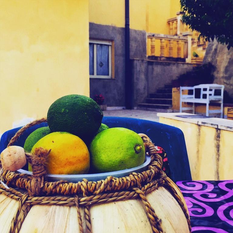 Noto Holiday المظهر الخارجي الصورة